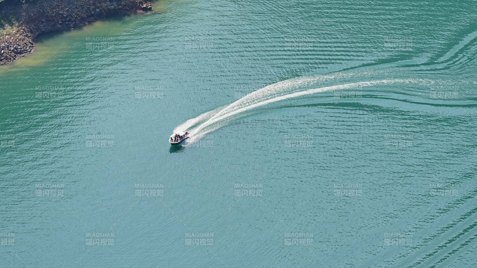 湖上快艇划过水痕图片