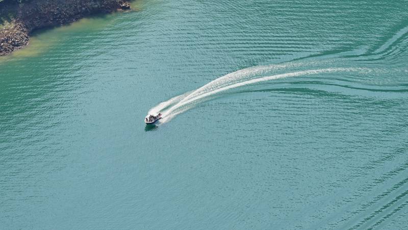 湖上快艇划过水痕图片