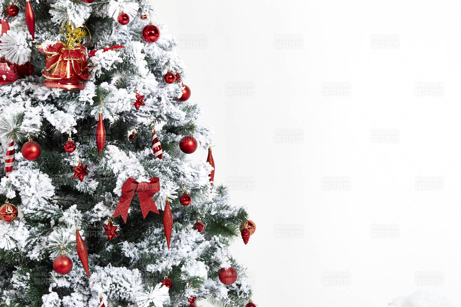 雪景圣诞树装饰图图片