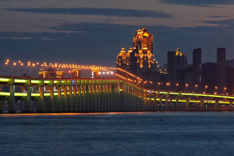 夜幕下的城市与桥梁灯火图片