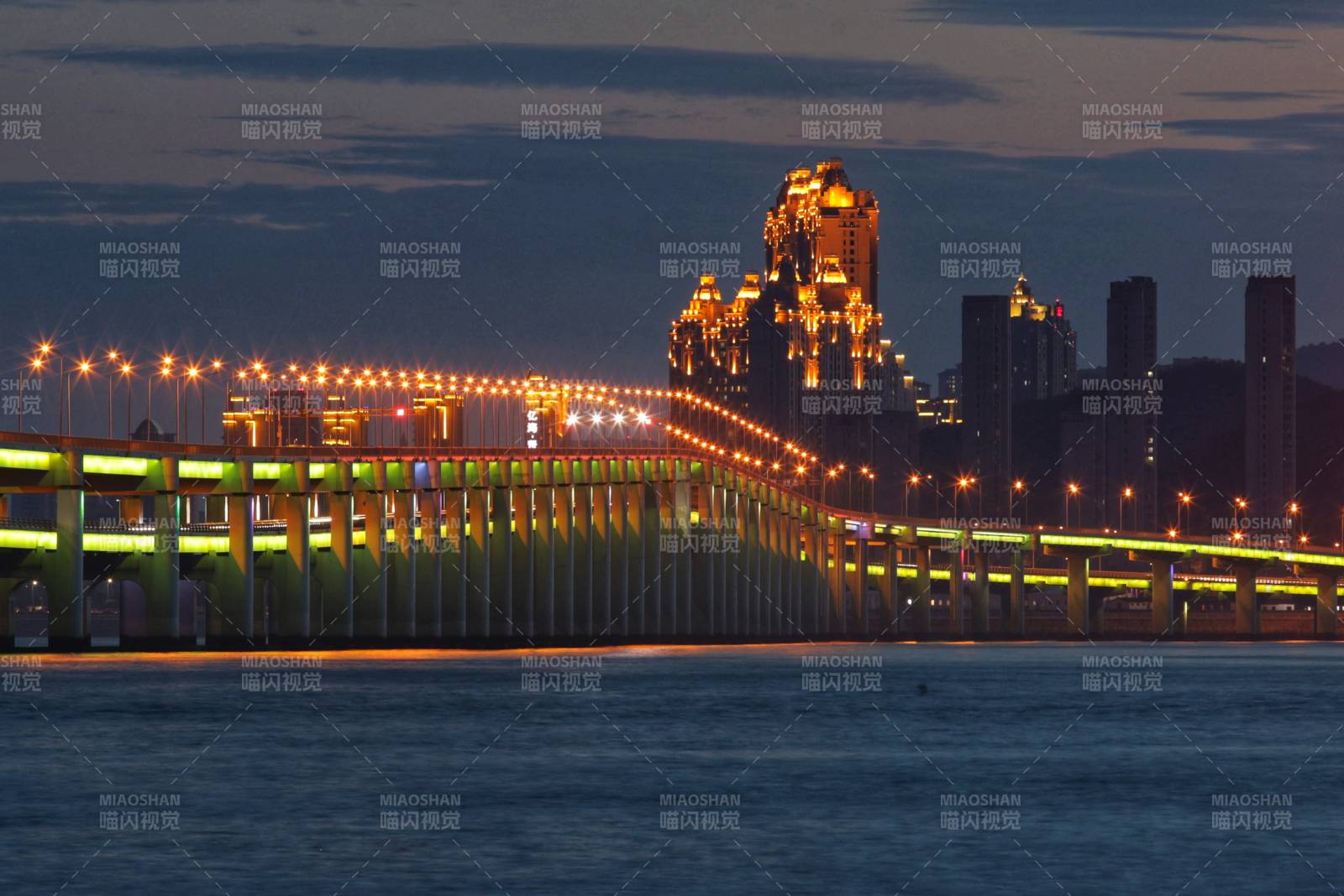 夜幕下的城市与桥梁灯火图片