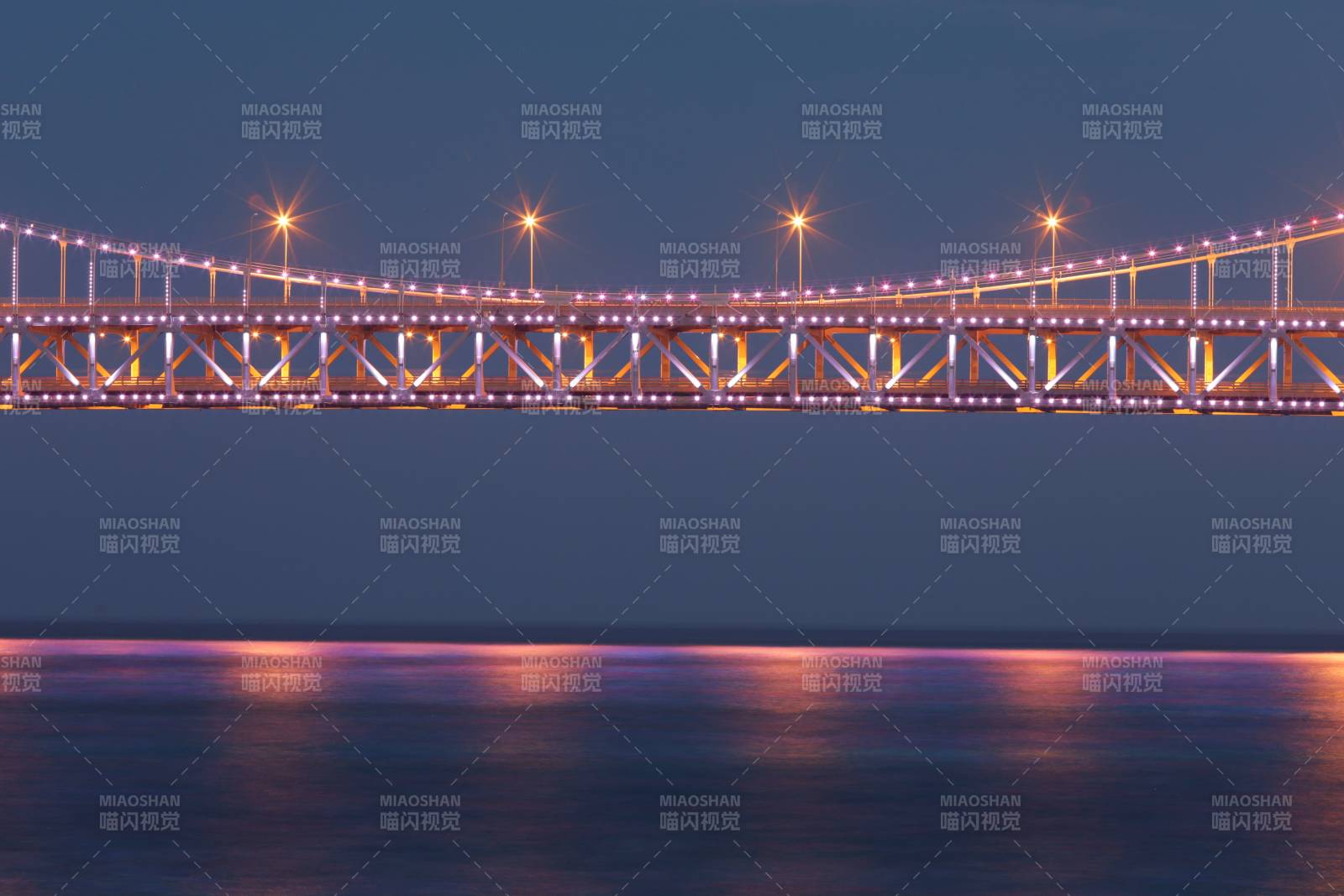 夜色中的梦幻大桥图片