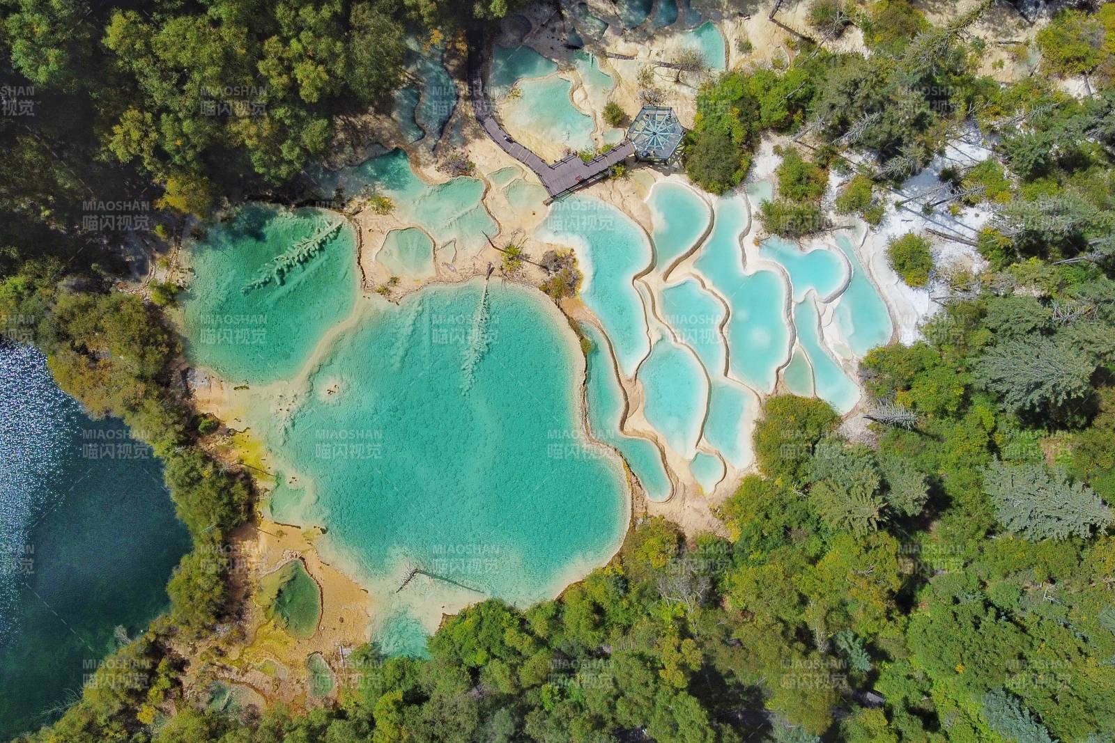 九寨沟碧水池群航拍图图片