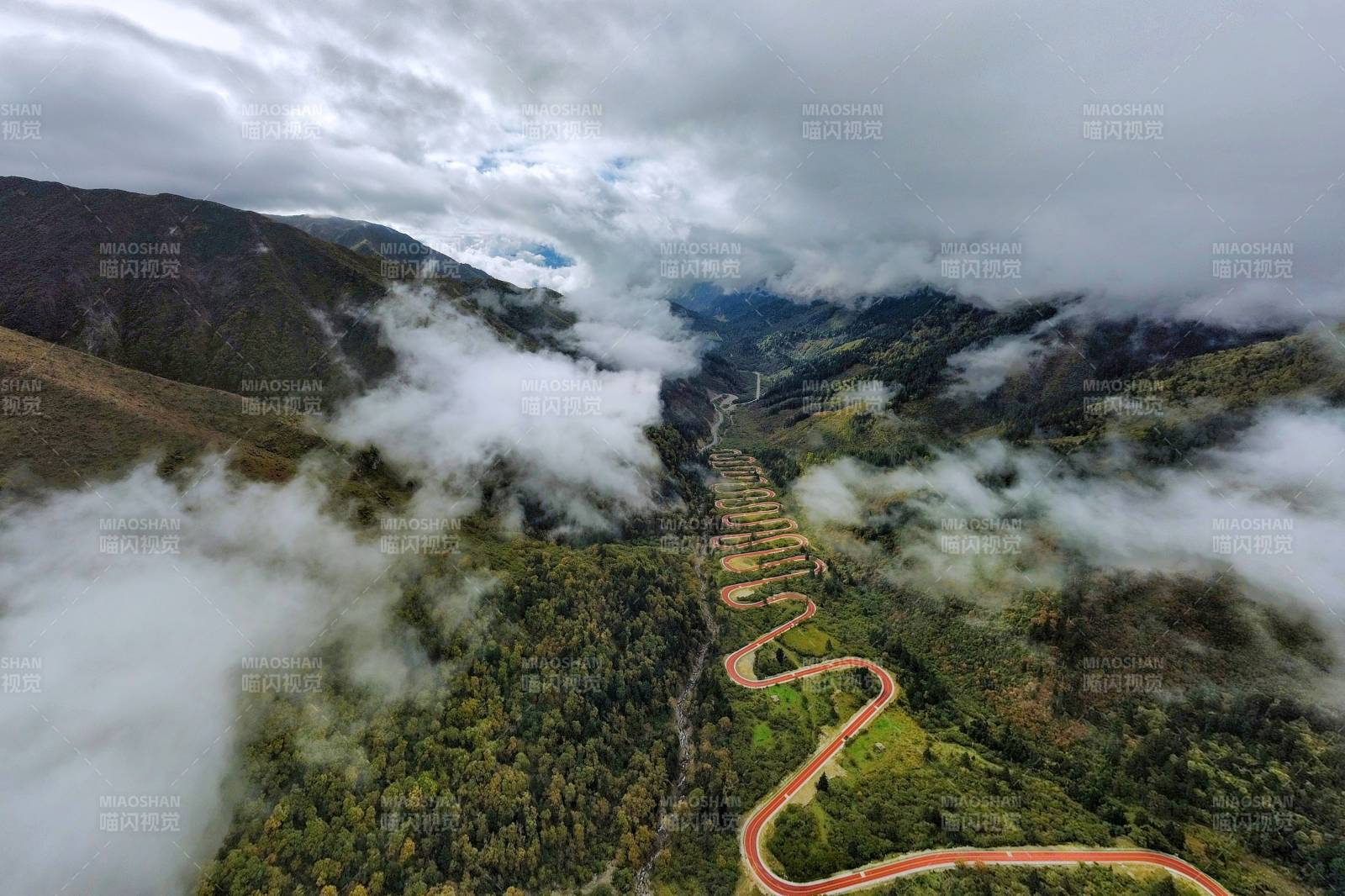 云雾缭绕的十八道拐图片