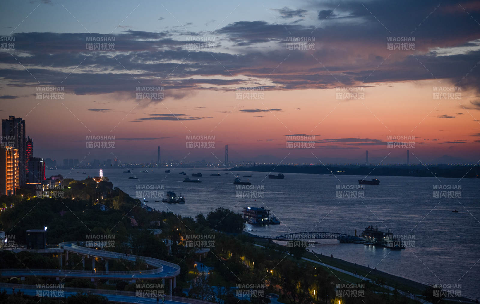 九江市长江大桥江畔城市剪影图片