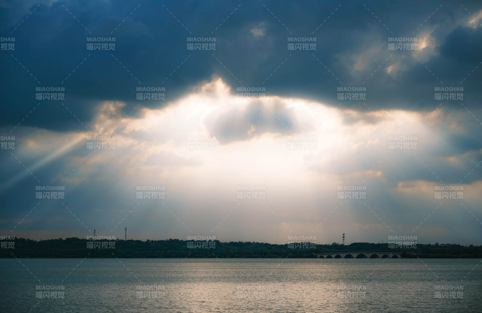 九江市云隙光洒湖面静谧景图片