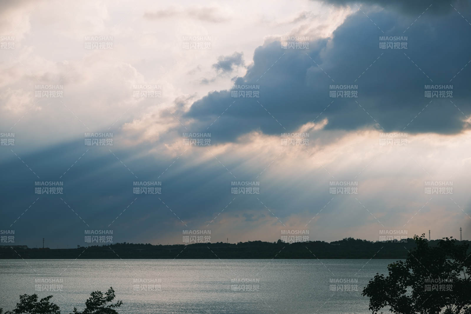 九江市八里湖湖畔云影 光束穿透图片
