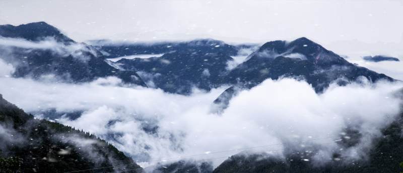 云雾缭绕的山峦景色宜昌市两古路山巅景色图片