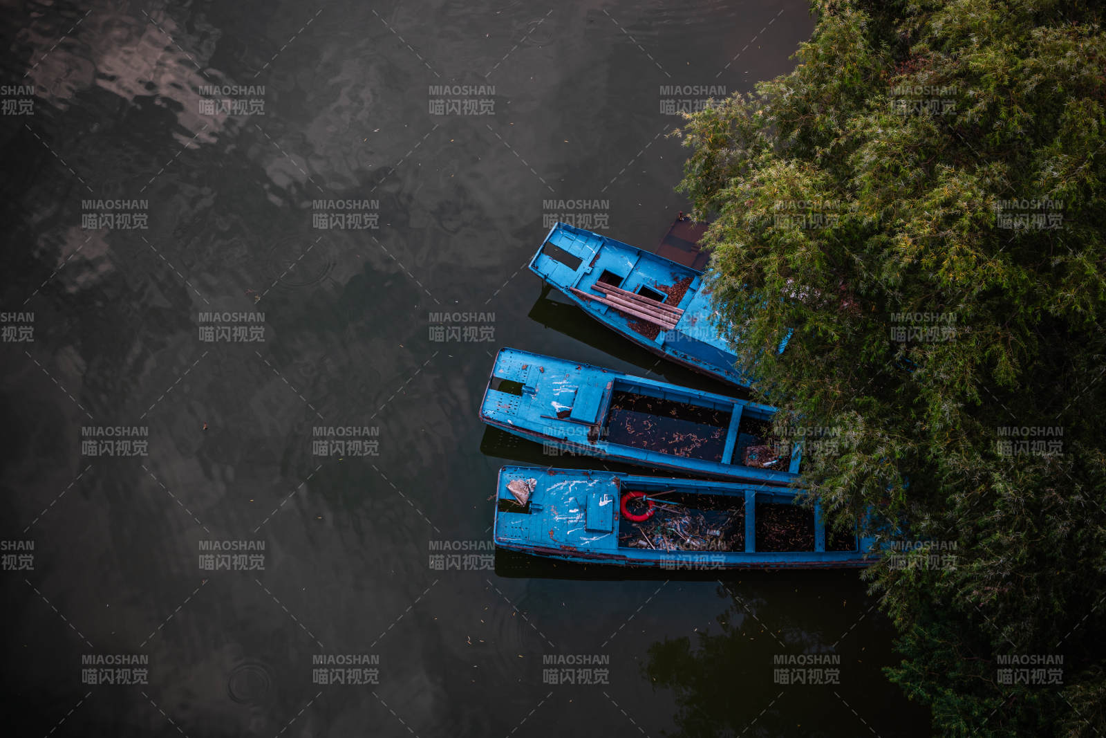 湖畔停泊的蓝色小船图片