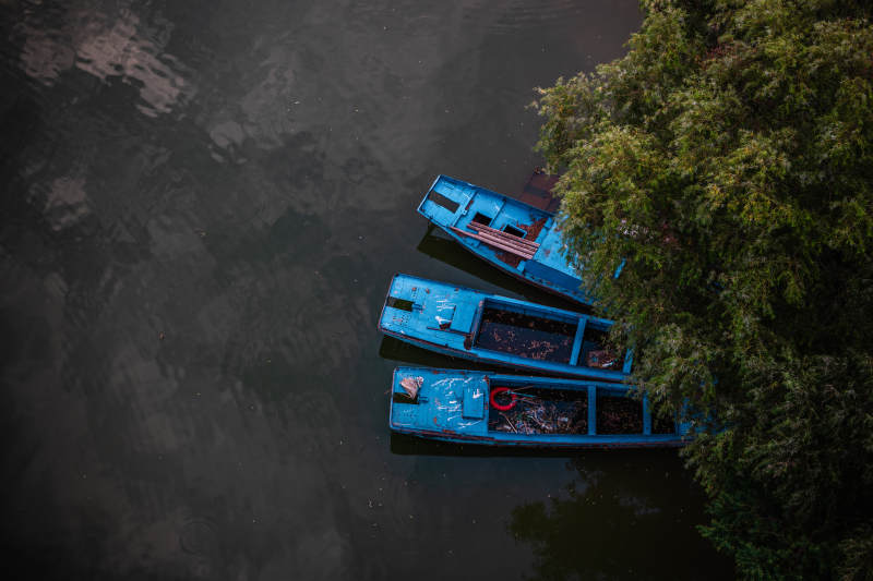 湖畔停泊的蓝色小船图片