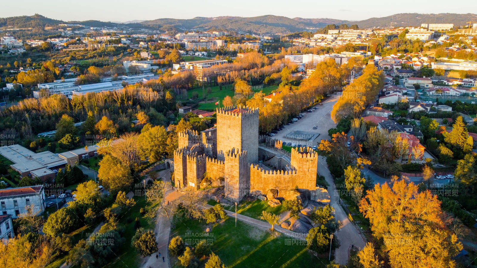 葡萄牙诞生城堡秋景图片