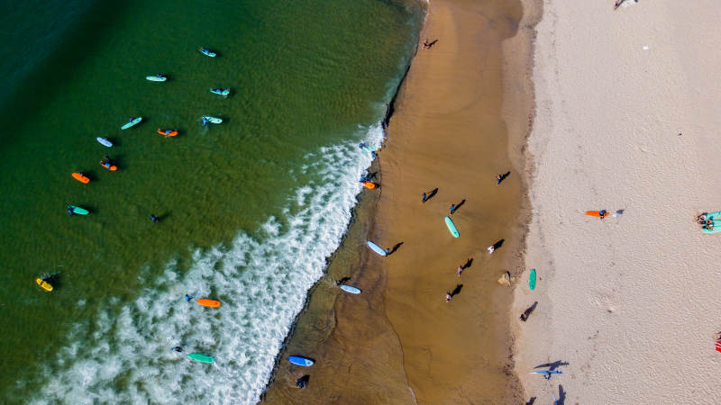 海滩冲浪者俯瞰图图片