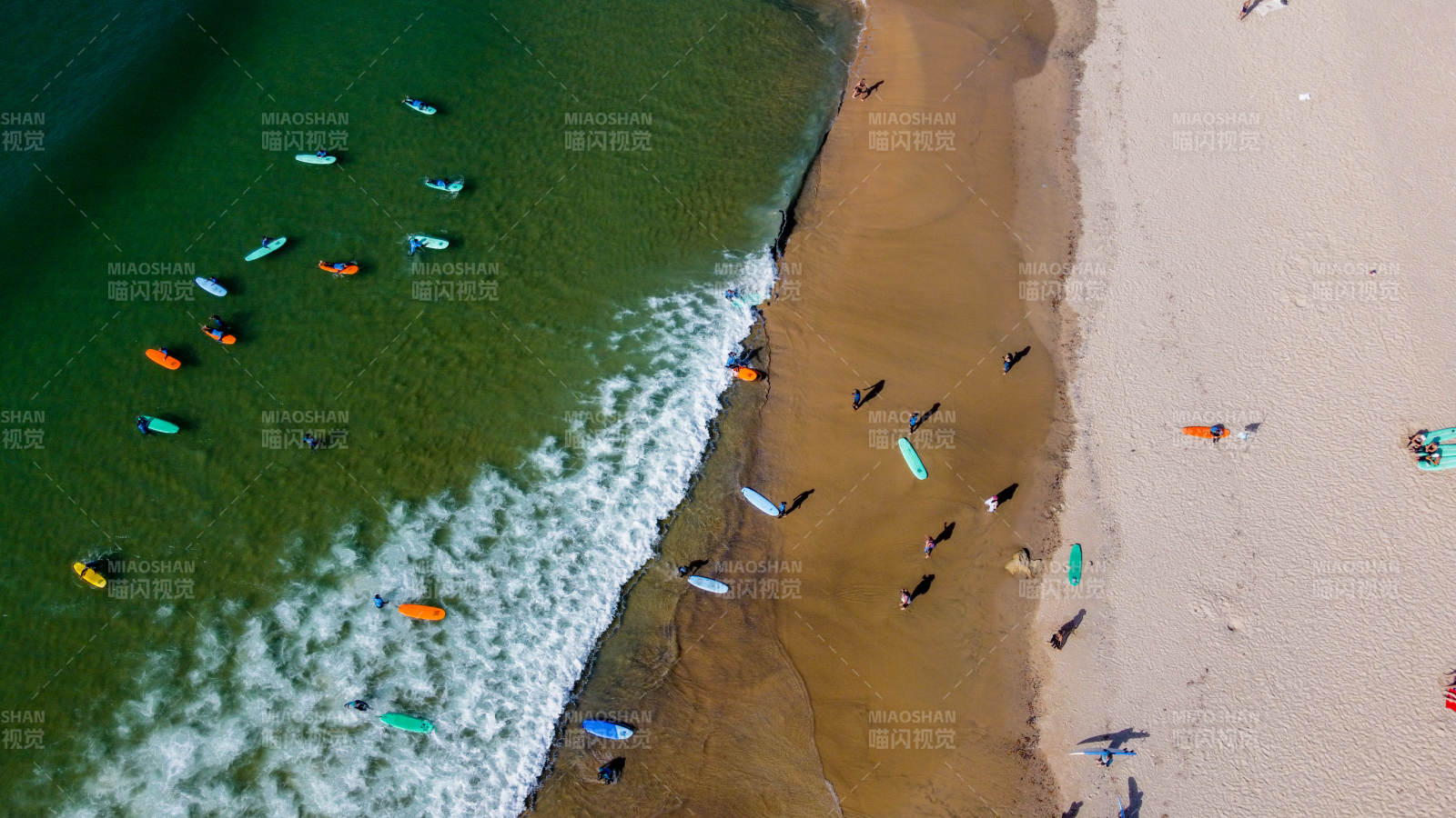 海滩冲浪者俯瞰图图片