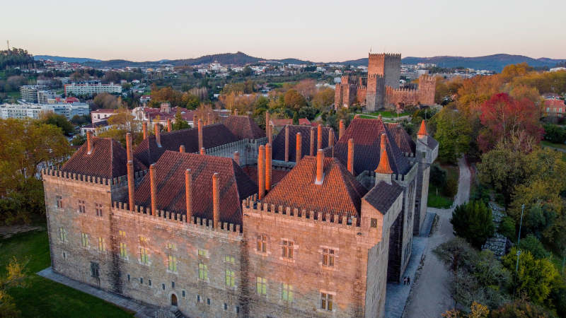 葡萄牙古堡秋景 红瓦映夕阳图片