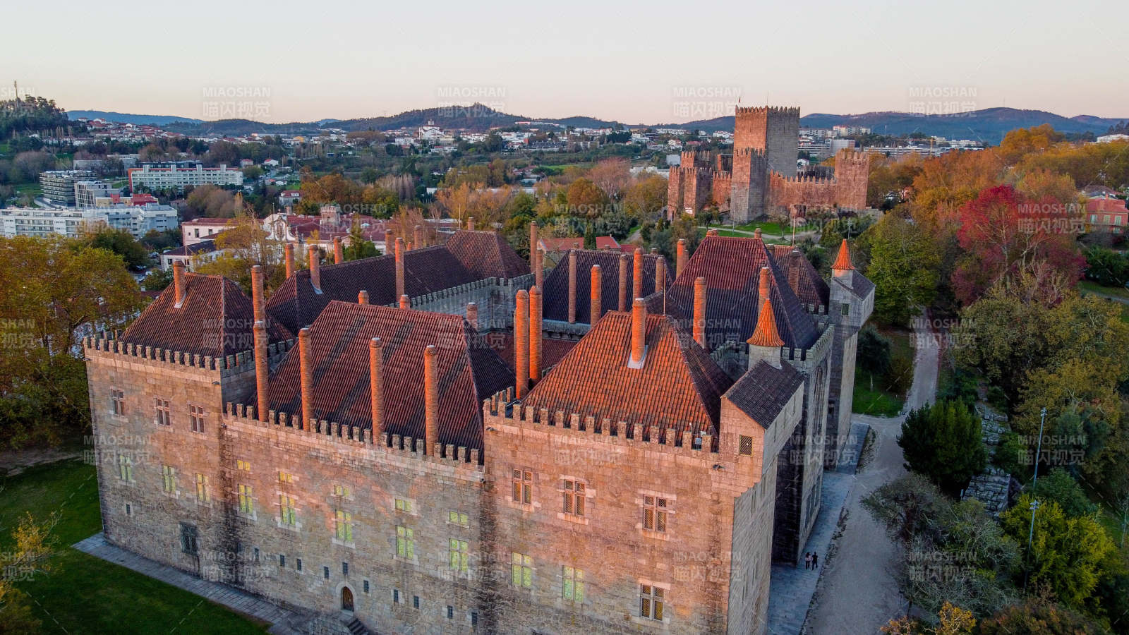 葡萄牙古堡秋景 红瓦映夕阳图片