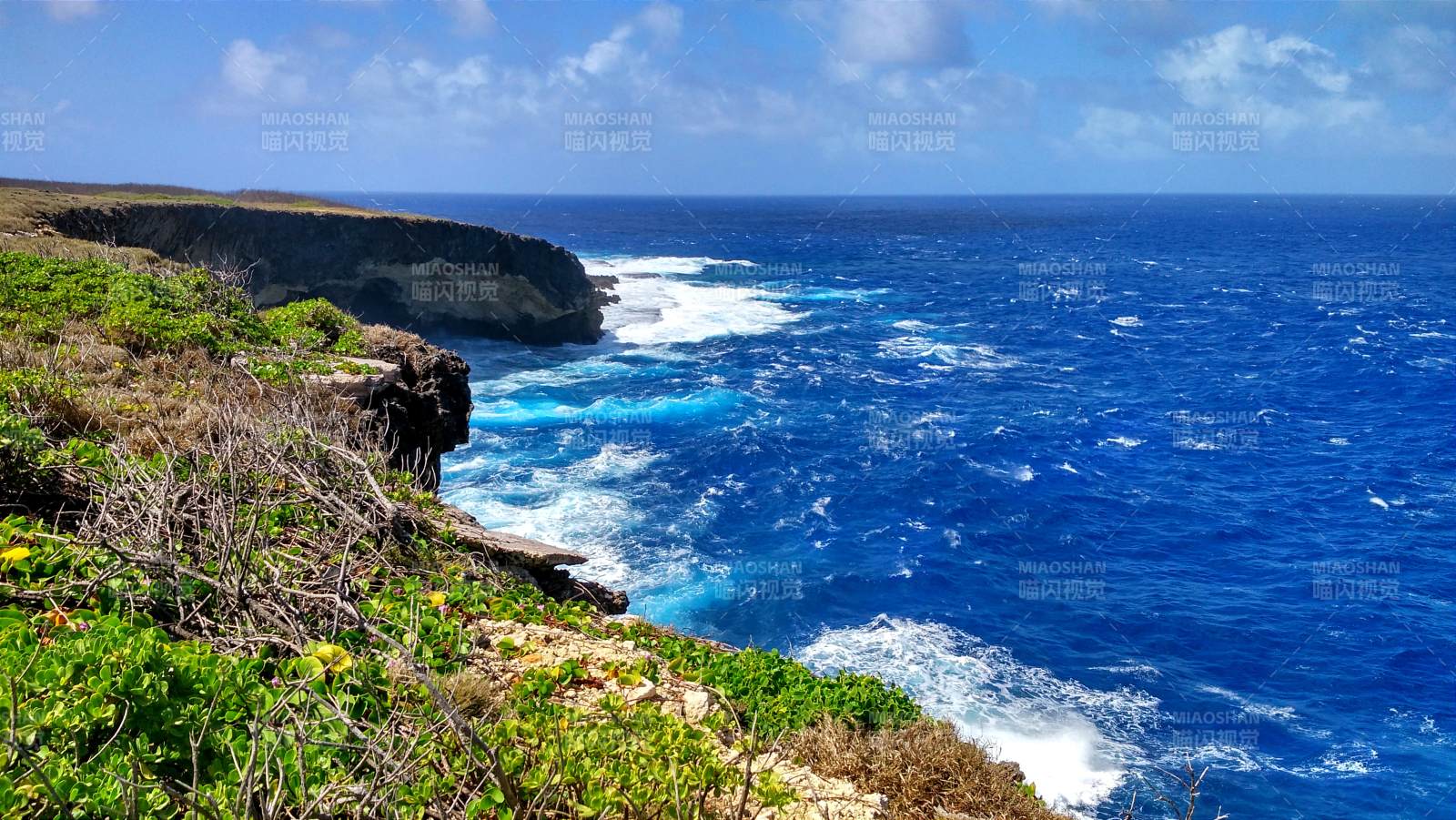 塞班岛海岸悬崖与碧海蓝天图片