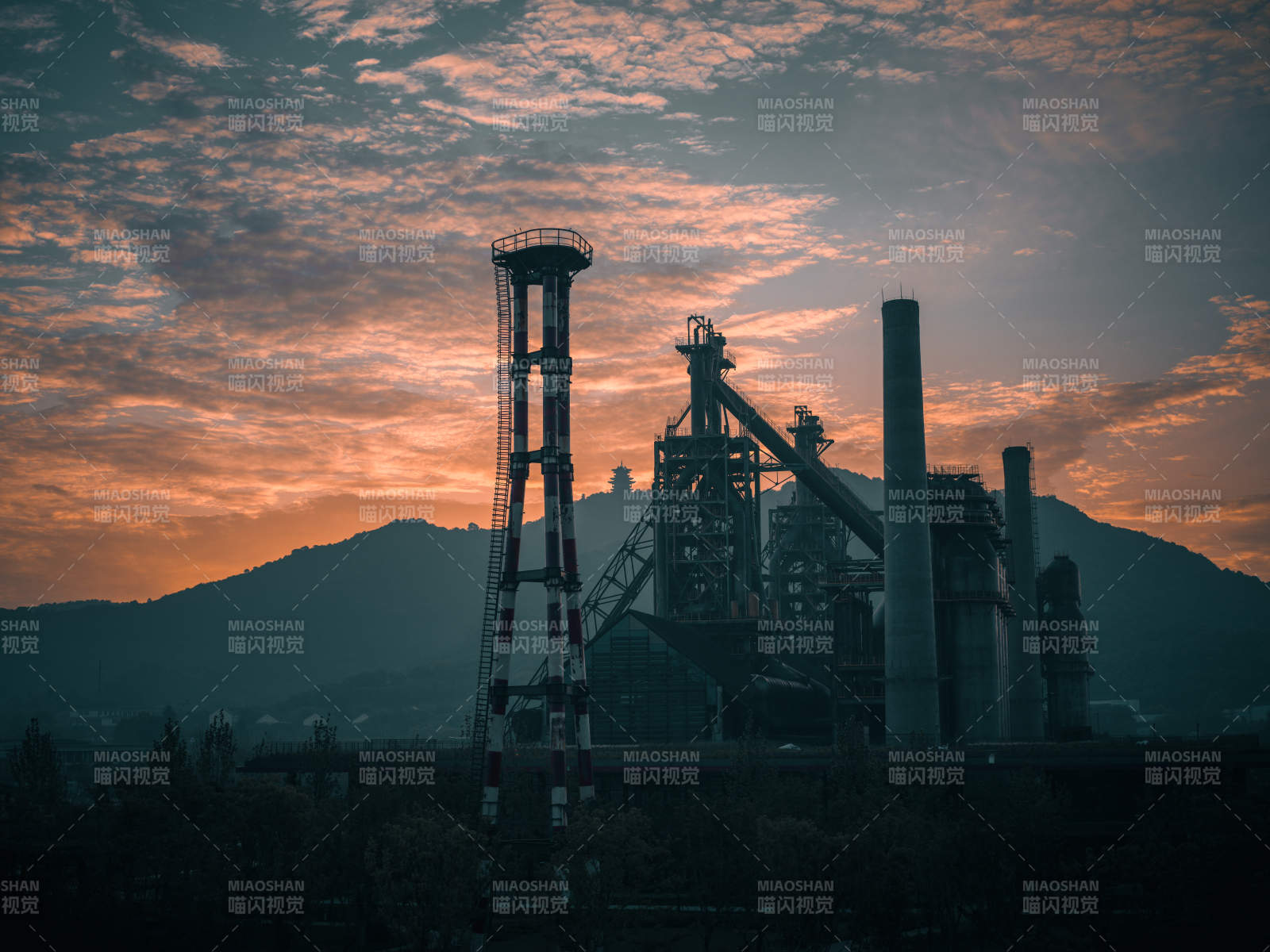 工业黄昏 钢铁厂剪影图片