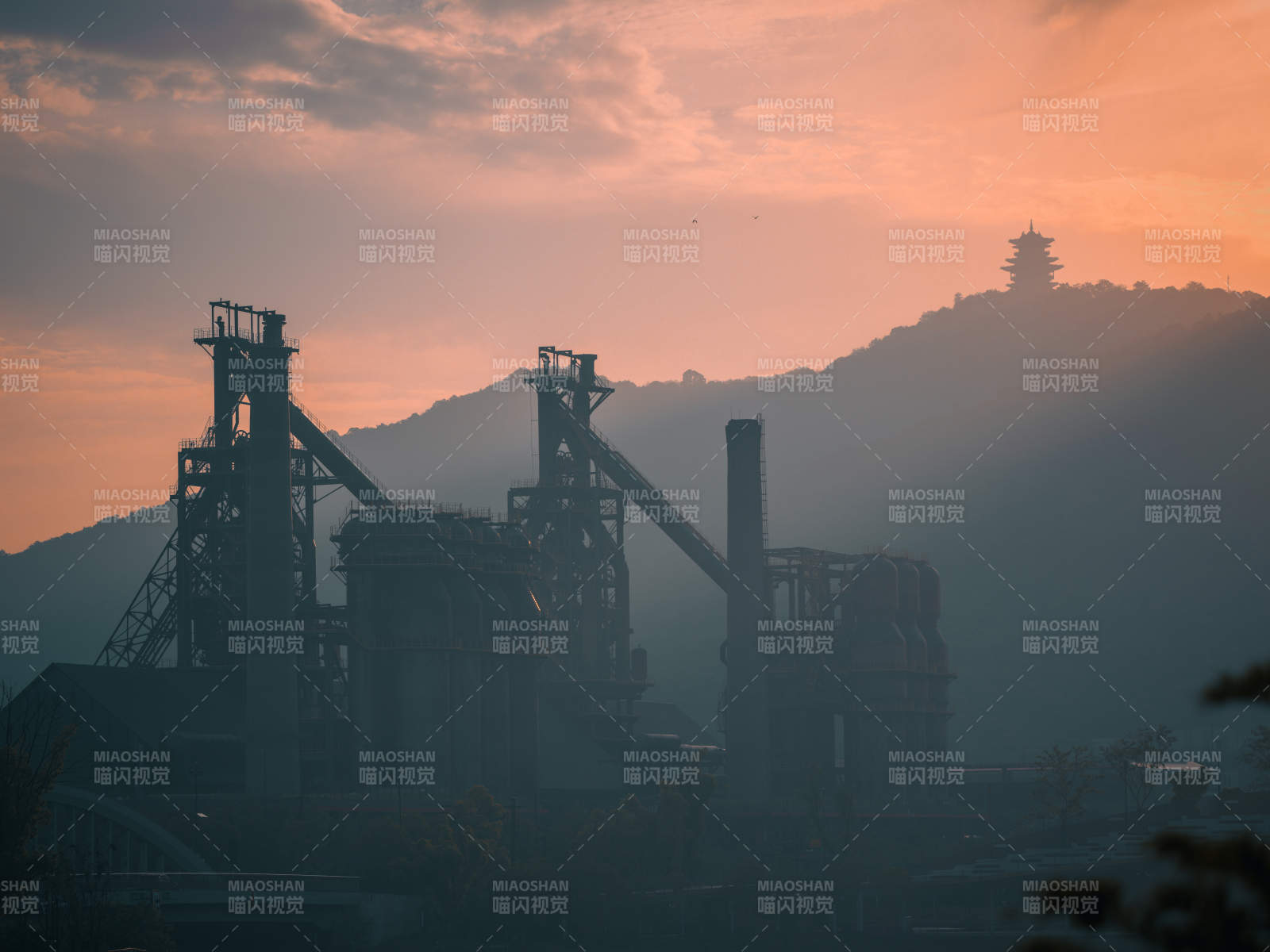 夕阳下的工业遗址图片