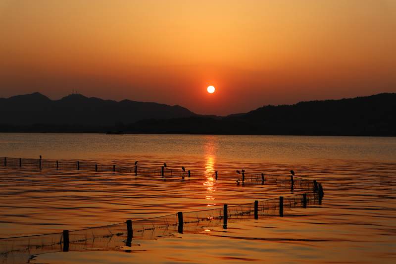 湖畔夕阳映山影图片
