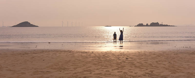 海边日落 亲子共舞图片