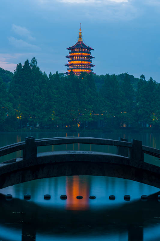 杭州雷峰塔夜景映桥影图片