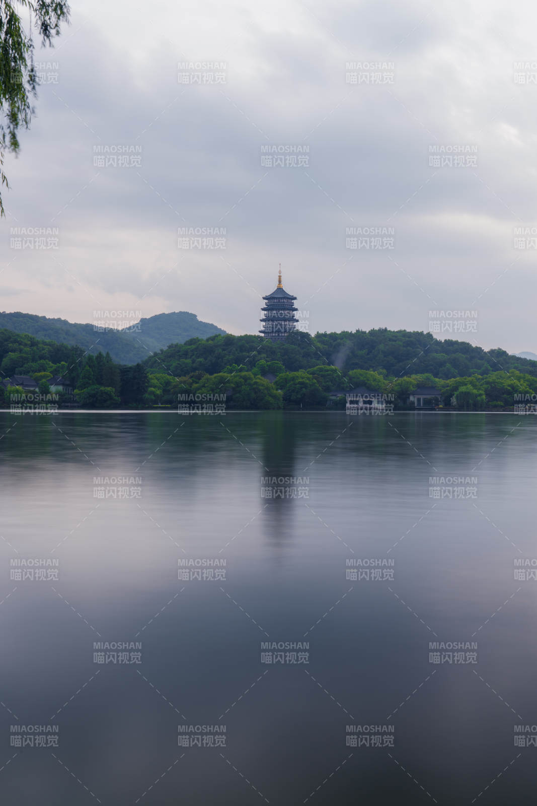 西湖雷峰塔倒影宁静图片