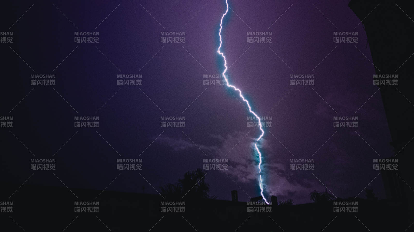 夜空中的闪电瞬间图片