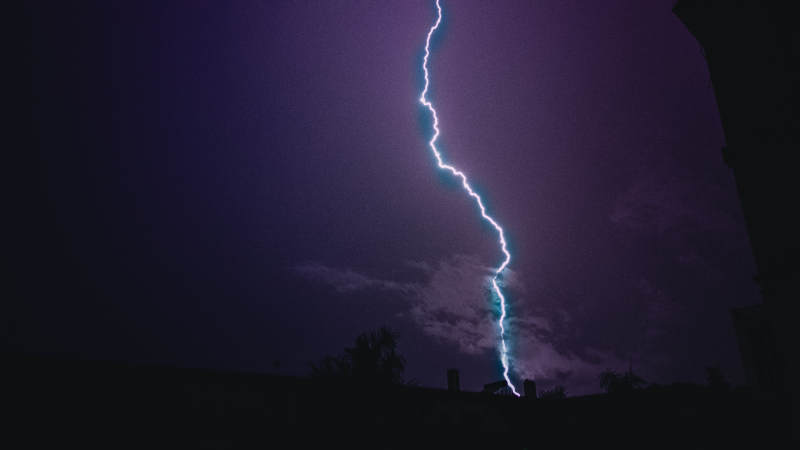 夜空中的闪电瞬间图片