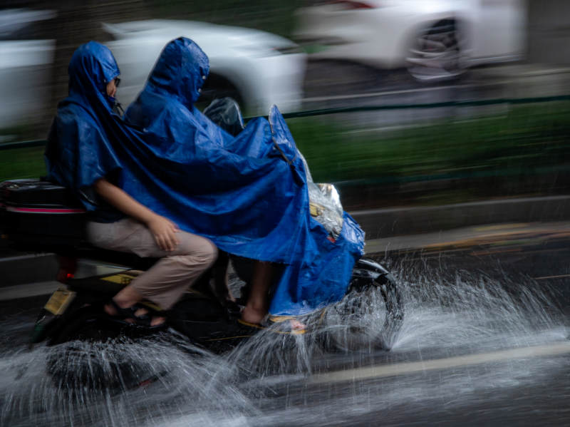 雨中骑行 蓝色雨披相伴图片