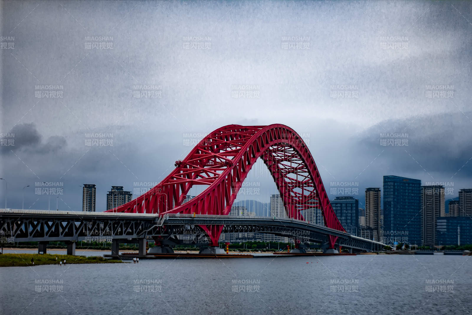 宁波梅山红色拱桥横跨江面图片