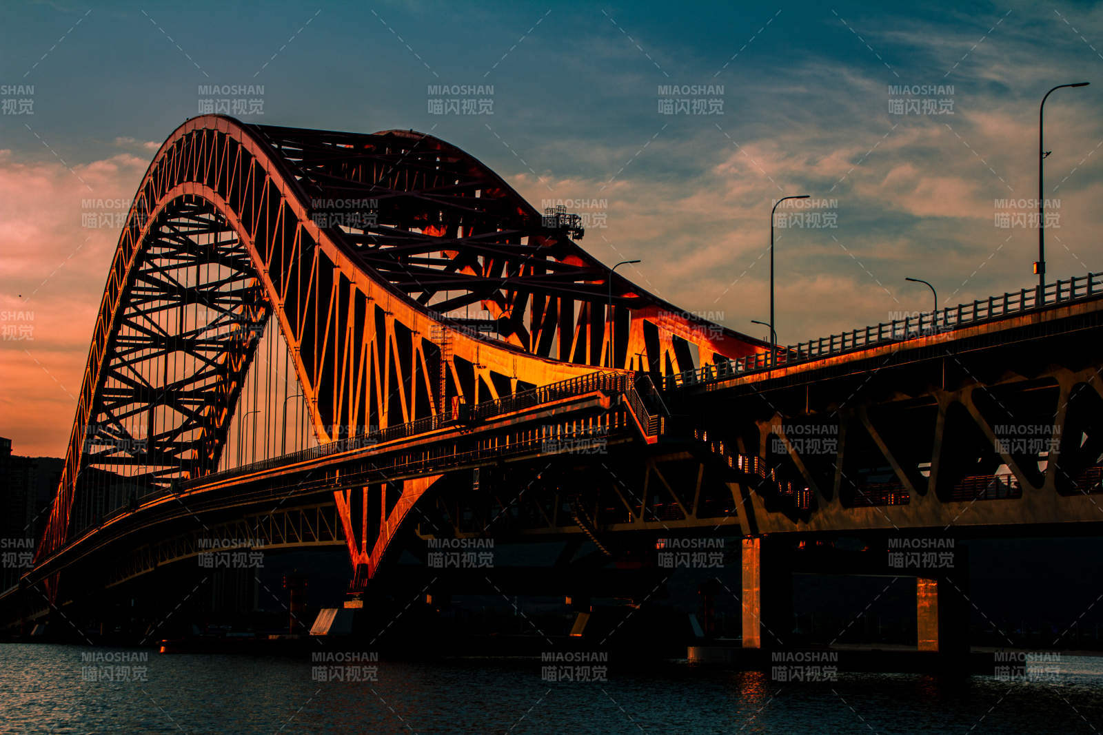 宁波梅山红桥夕阳下的拱桥剪影图片