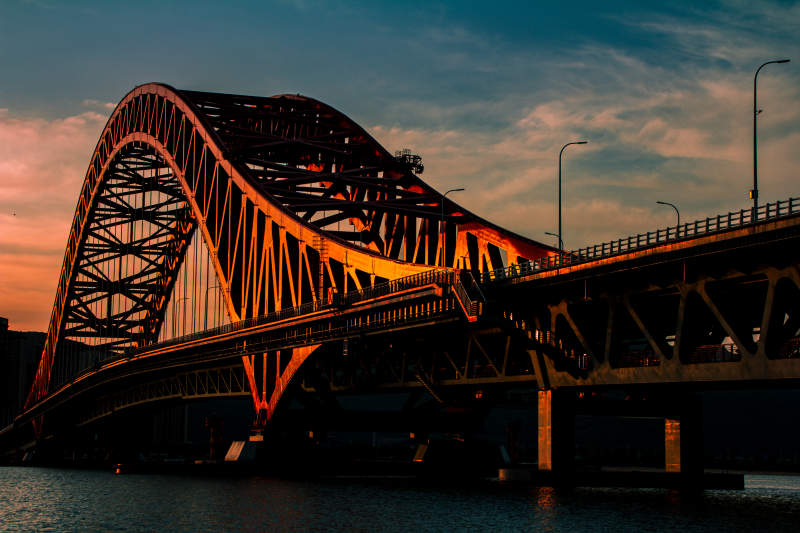 宁波梅山红桥夕阳下的拱桥剪影图片