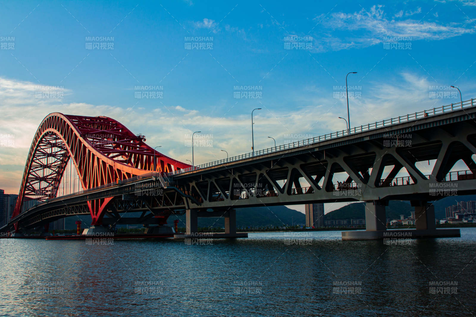 宁波梅山红桥红色拱桥横跨水面图片