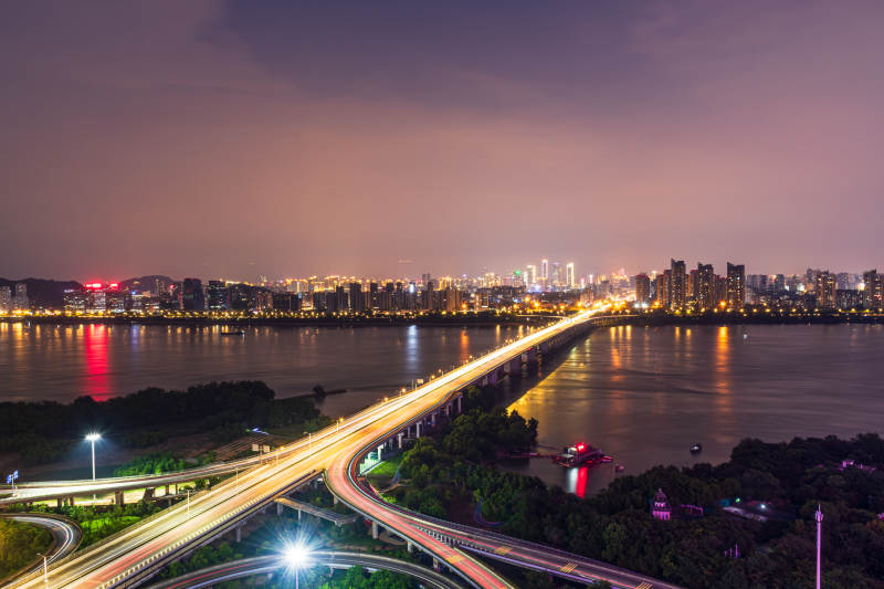 福州城市夜景与桥梁灯火辉煌图片