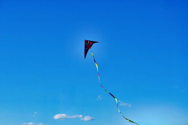 蓝天下的风筝图片