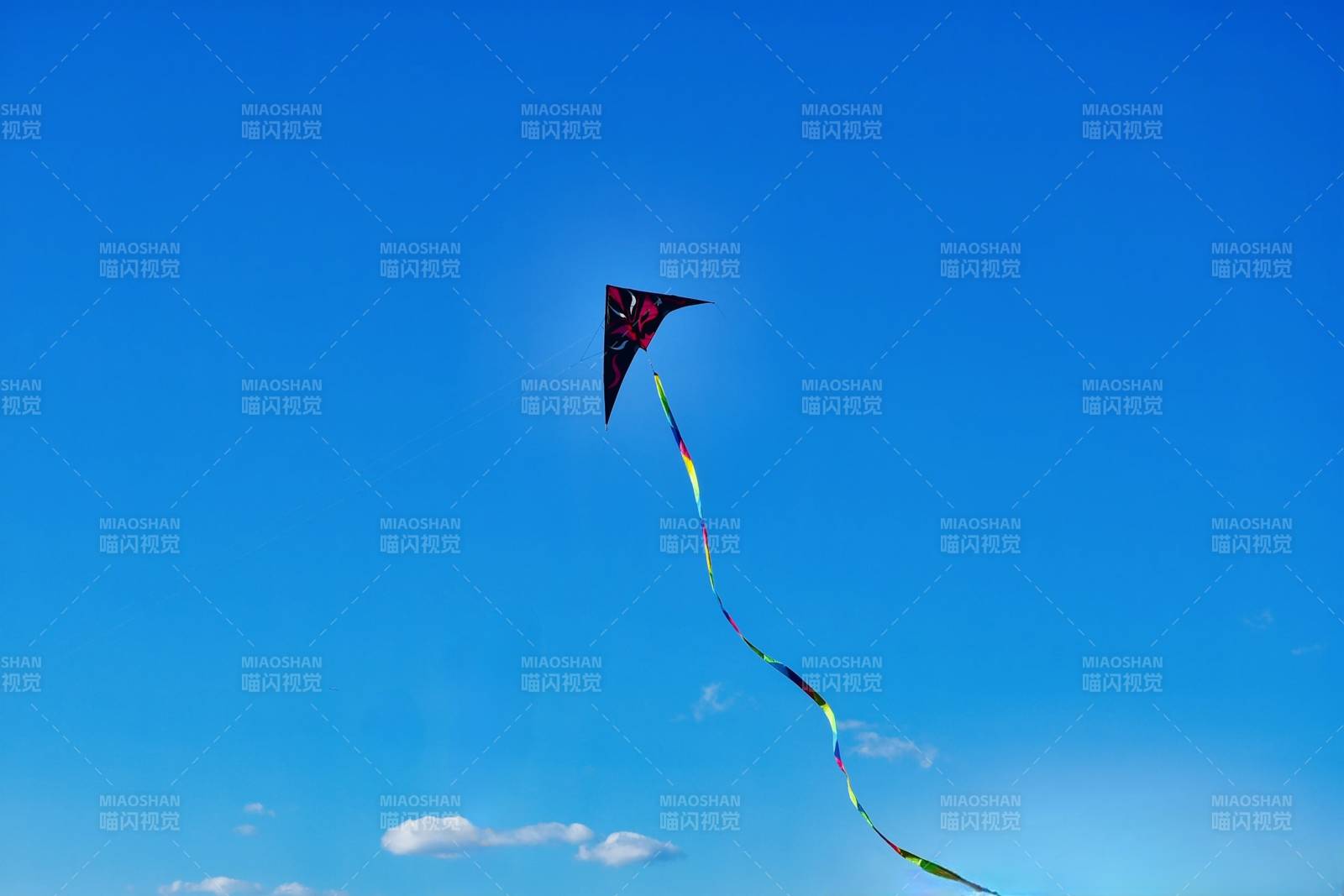 蓝天下的风筝图片