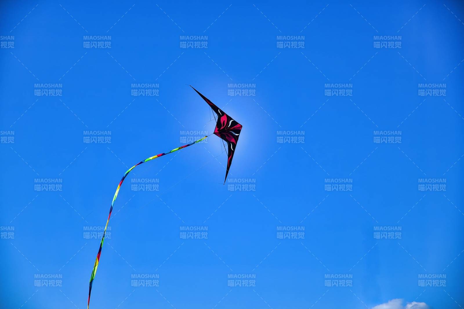 蓝天下的风筝图片