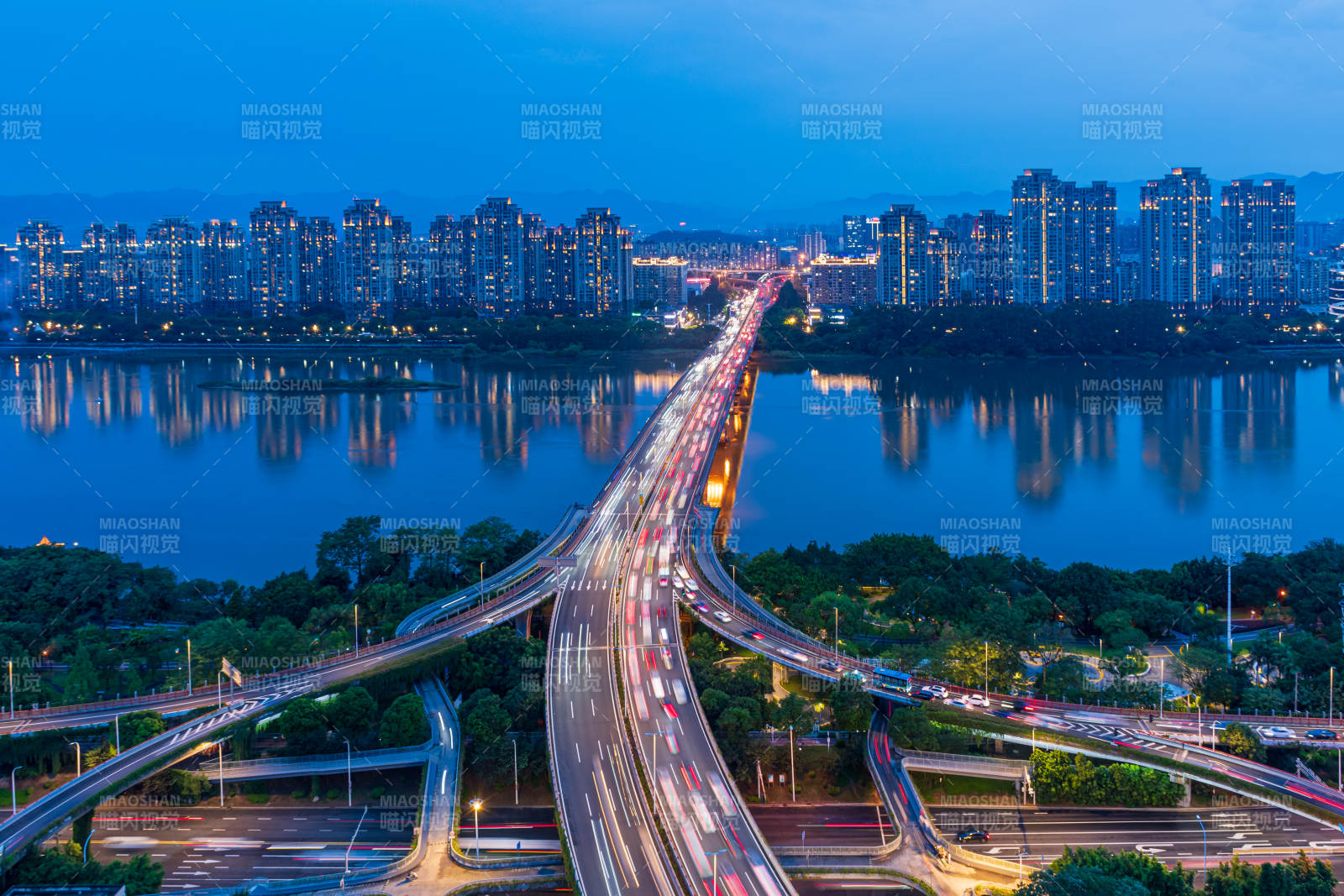 福州城市夜景与繁忙的尤溪洲大桥图片