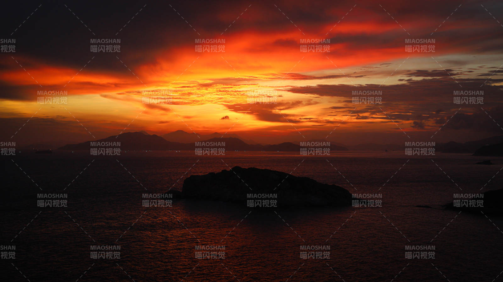 夕阳下的孤岛剪影图片