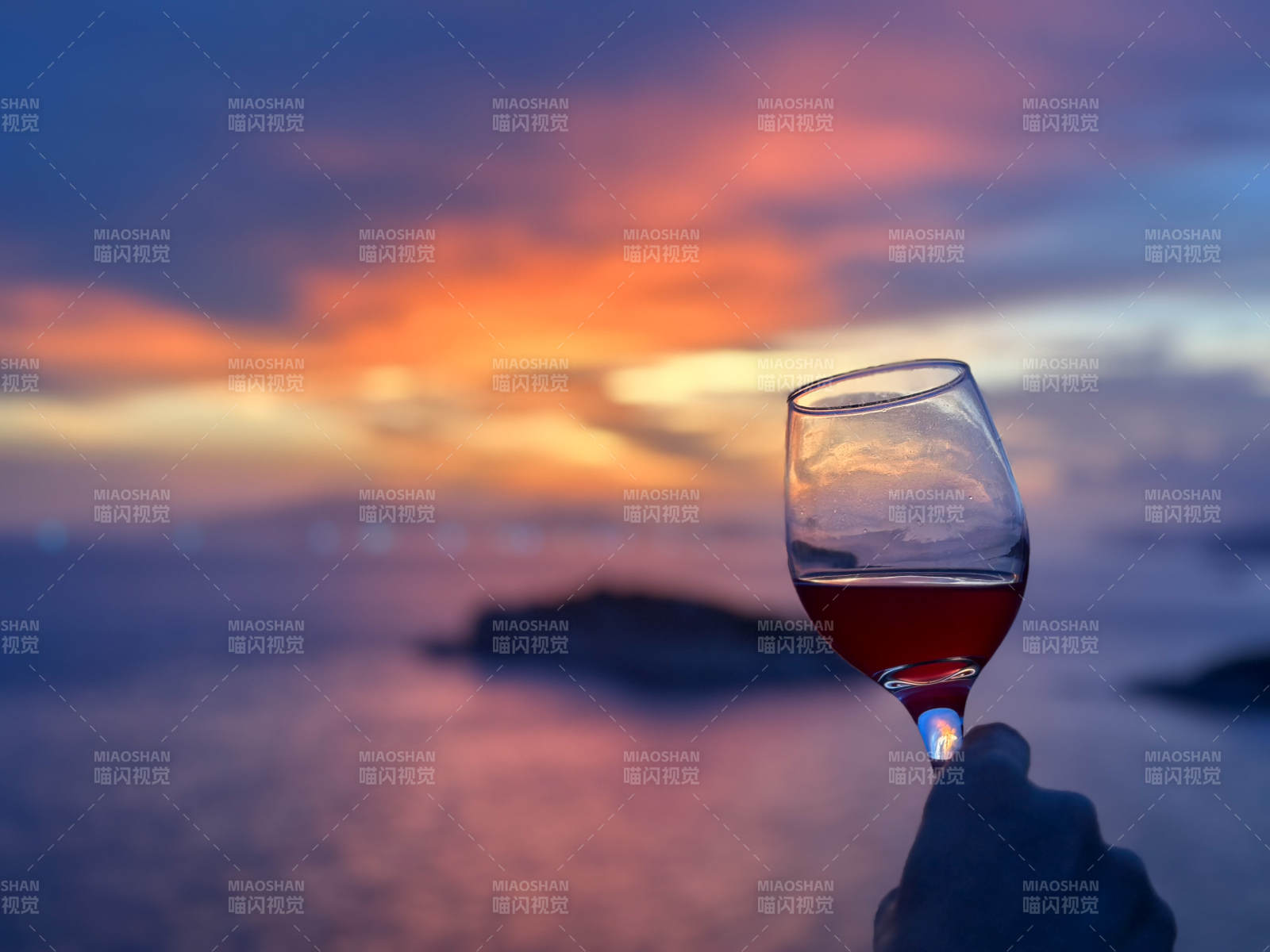 夕阳下的红酒时光图片