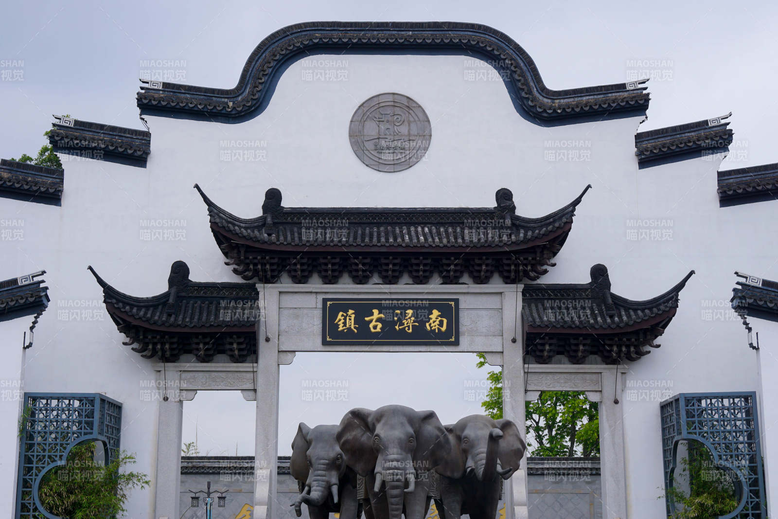 南浔古镇入口牌坊图片