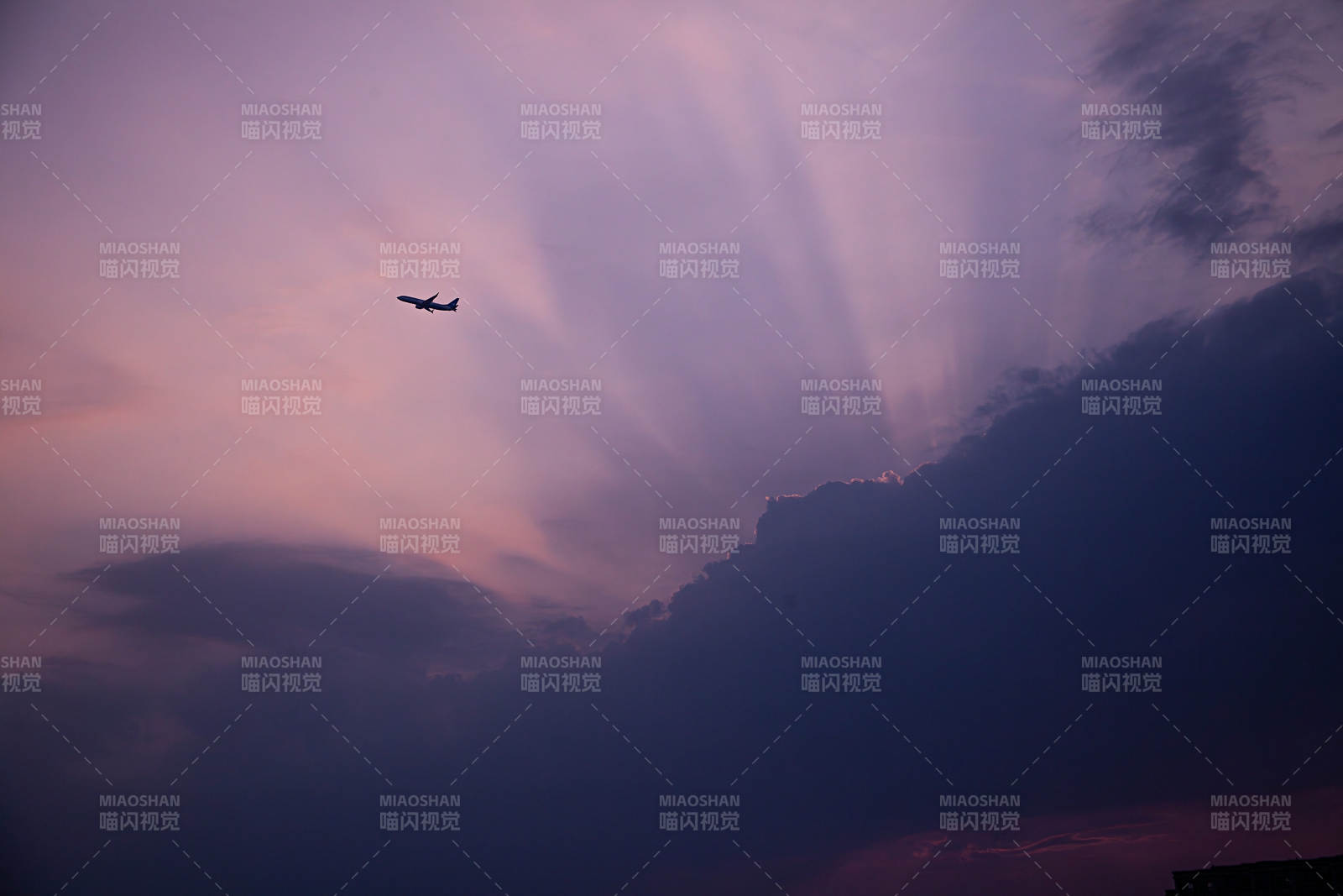 夕阳下的飞行轨迹图片