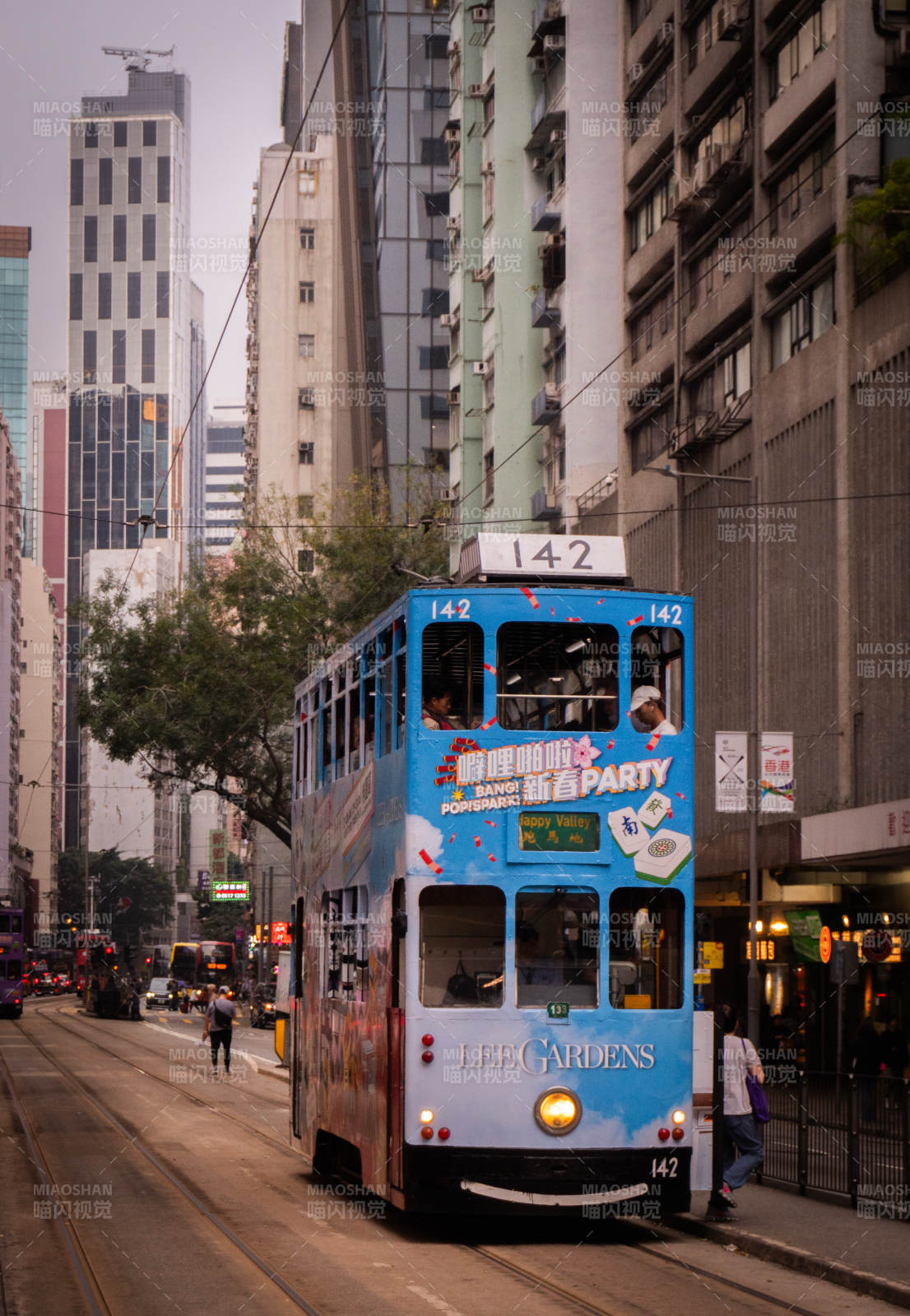 城市电车穿梭高楼间图片