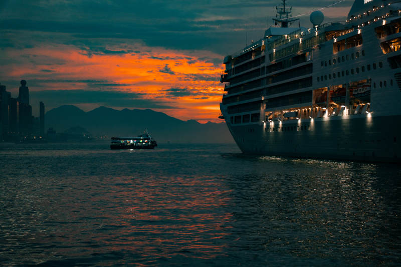 夕阳下的邮轮与小船图片