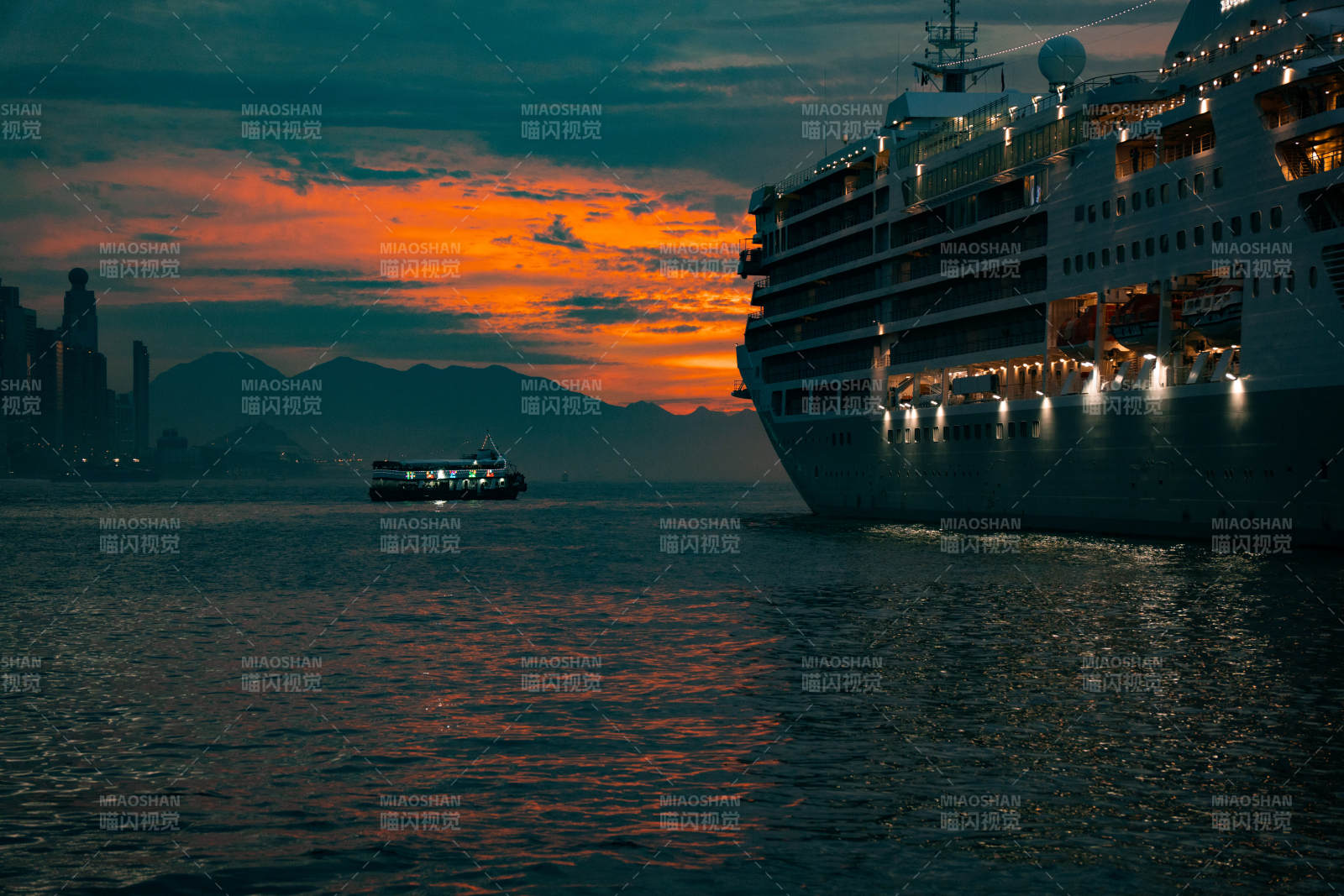 夕阳下的邮轮与小船图片