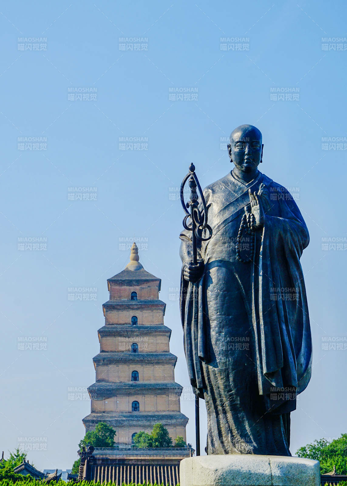 玄奘雕像与大雁塔背景图片