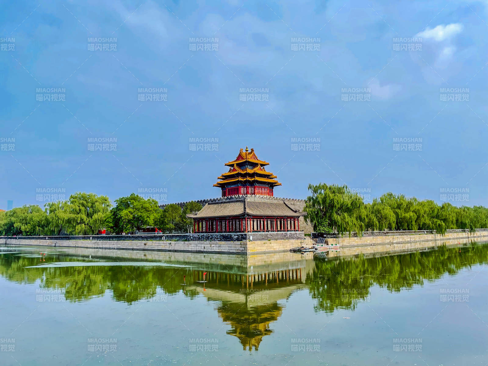 故宫角楼倒影宁静湖水图片