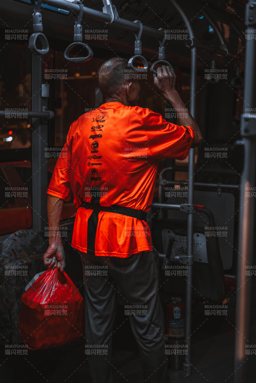 公交上的橙色身影图片