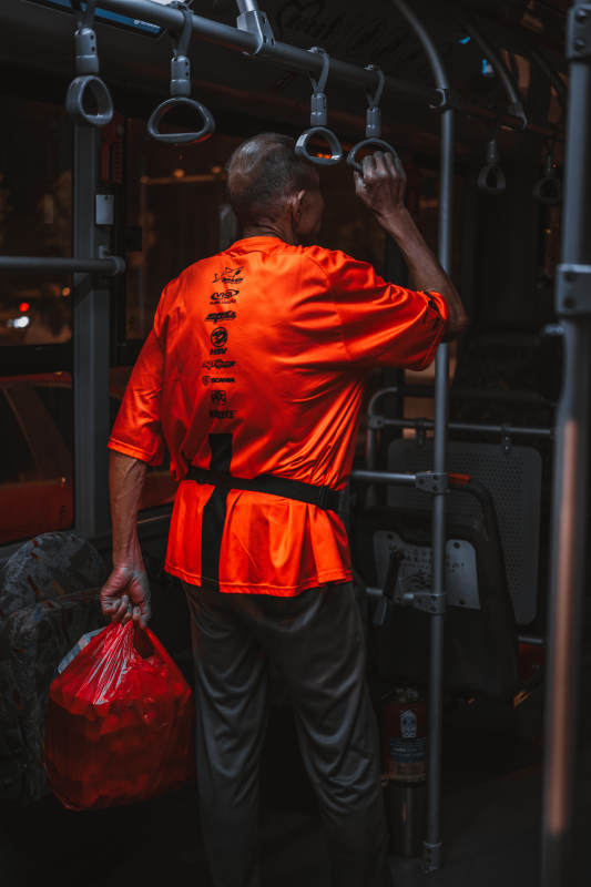 公交上的橙色身影图片