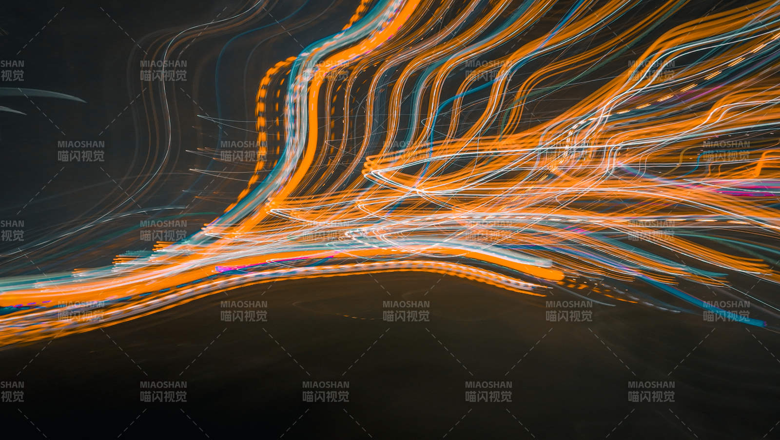 光影交错的城市夜景图片